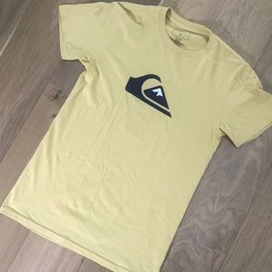 Quicksilver butter yellow tee size small